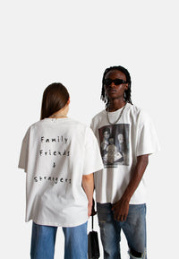 Weißes T-Shirt mit bequemem Schnitt – Rückansicht getragen