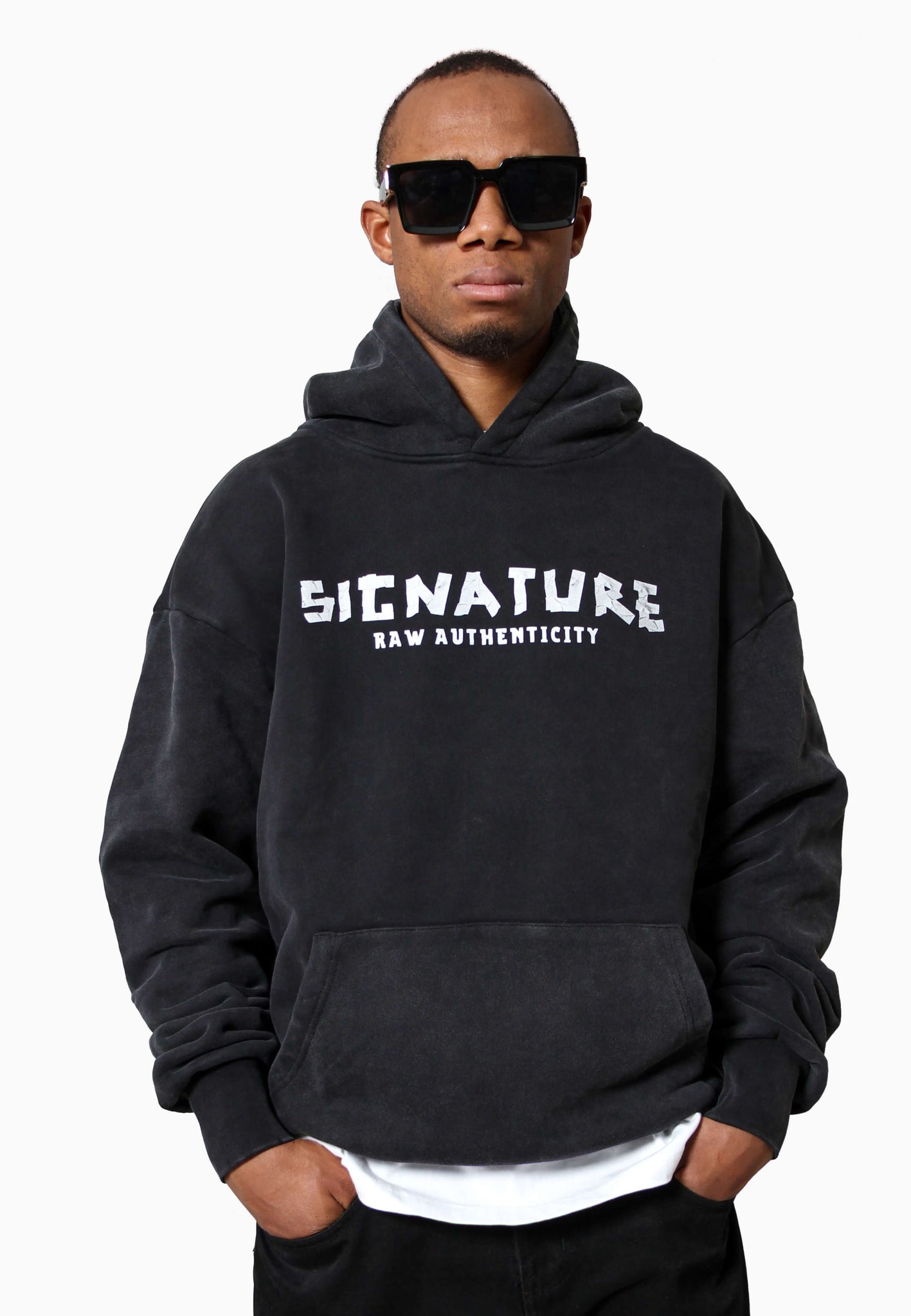 hoodie-mit-back-print-model-front-view