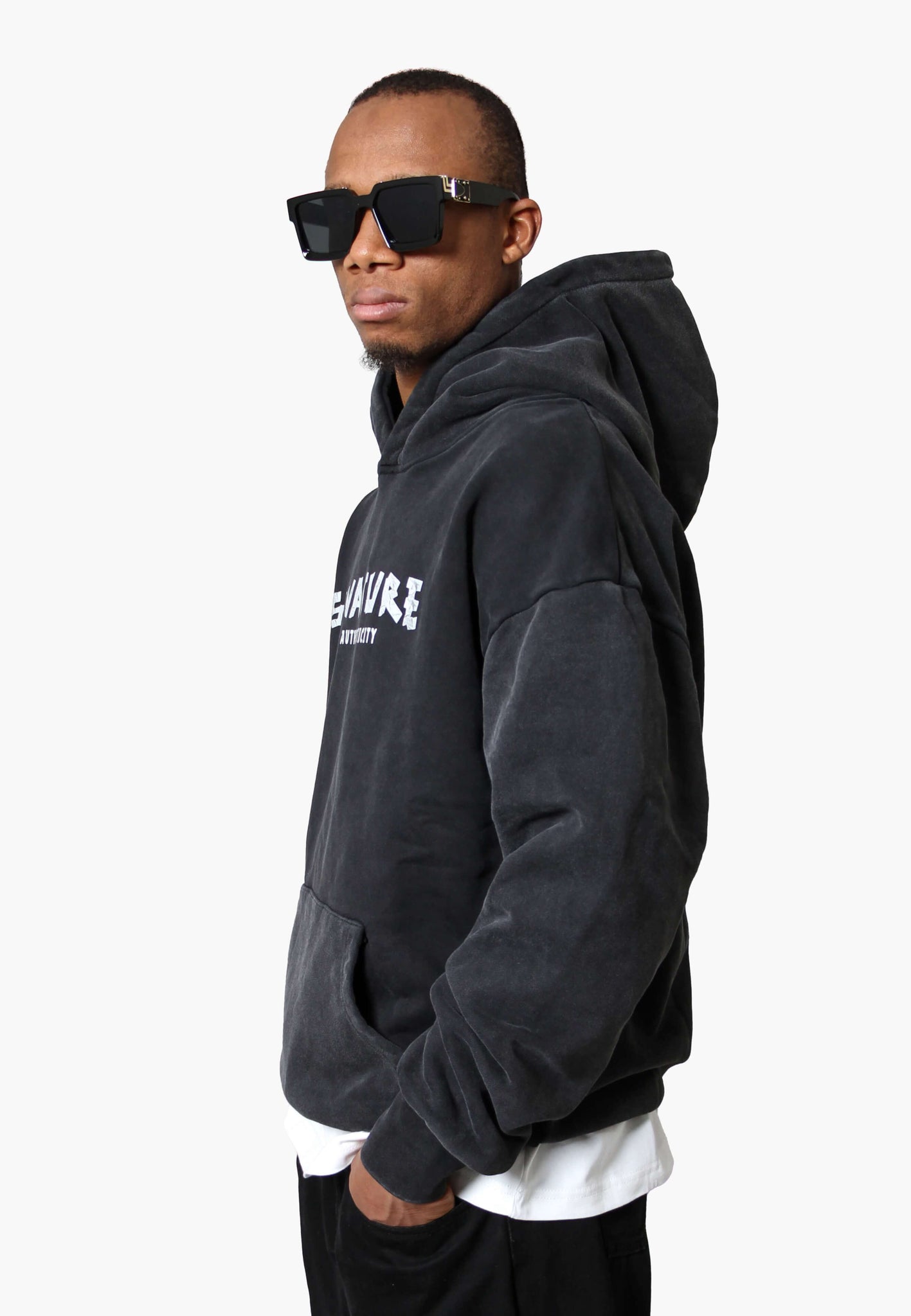 hoodie-mit-back-print-model-side-view