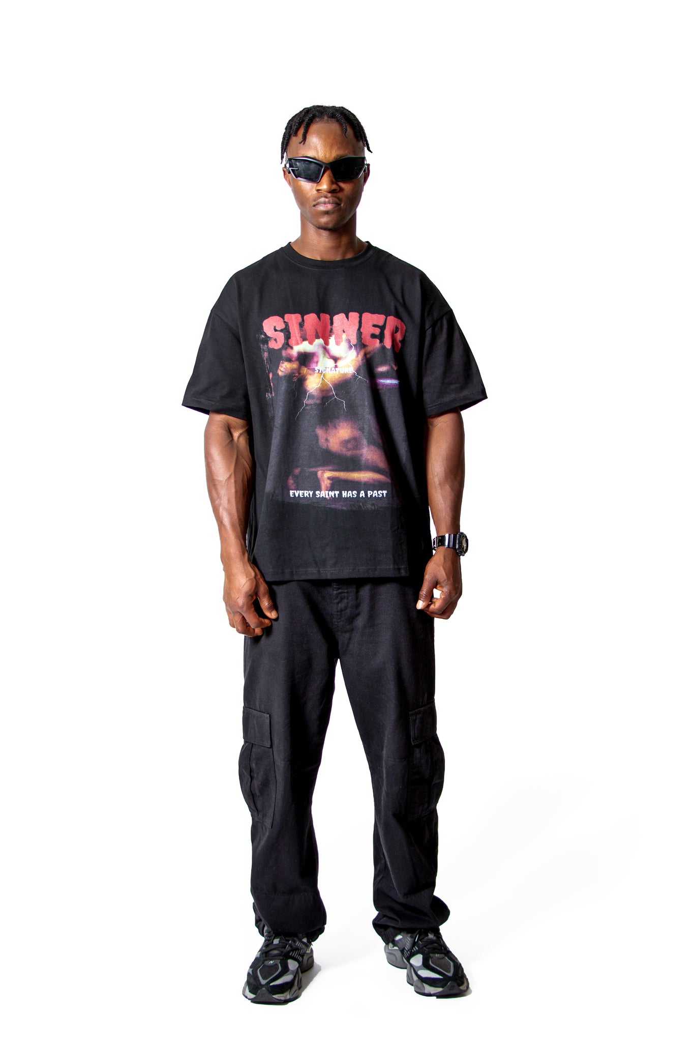 OVERSIZE T-SHIRT - SCHWARZ MIT SINNER PRINTfull body model view