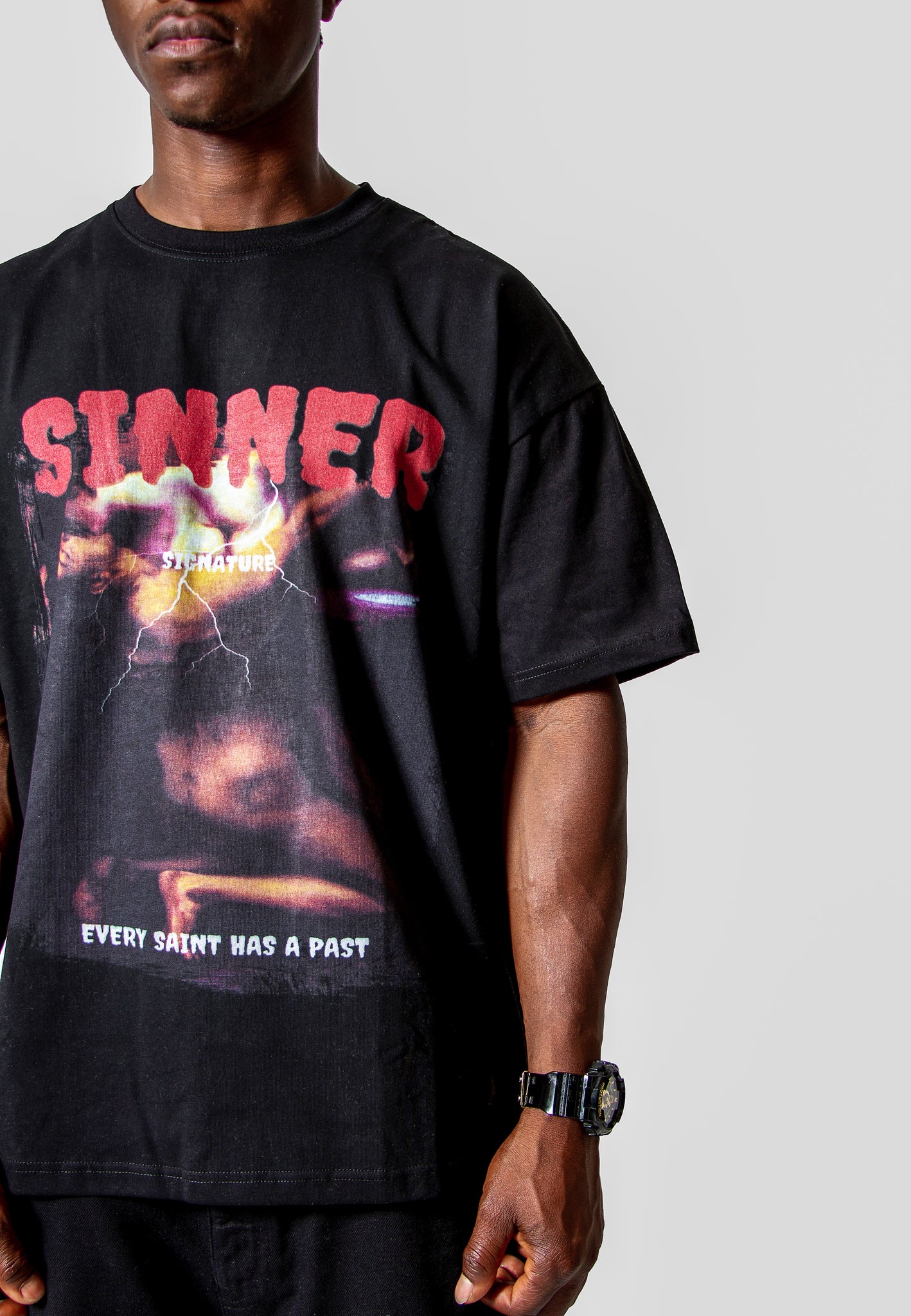 OVERSIZE T-SHIRT - SCHWARZ MIT SINNER PRINT front detail view